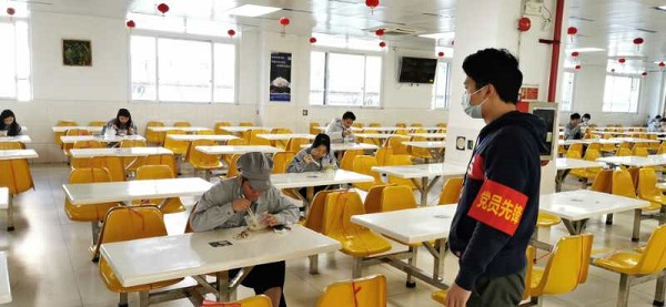 “‘战疫’一线 党旗飘扬”系列报道——食堂防疫临时党支部基层党员战疫的一天